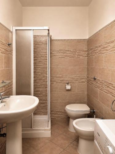 ein Badezimmer mit Toilette, Waschbecken und Dusche in der Unterkunft Ā - Living in Valledoria