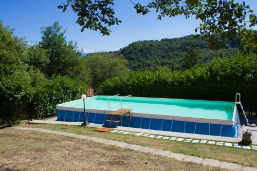 una grande piscina blu in un cortile di Relax in Tuscany a Poppi