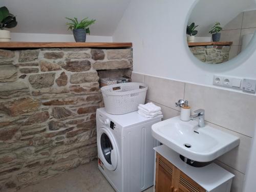 a bathroom with a washing machine and a sink at EifelAuszeit in Simmerath