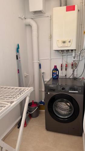 a laundry room with a washing machine in it at Studio Prestige - 10min de ParkMall in Sétif