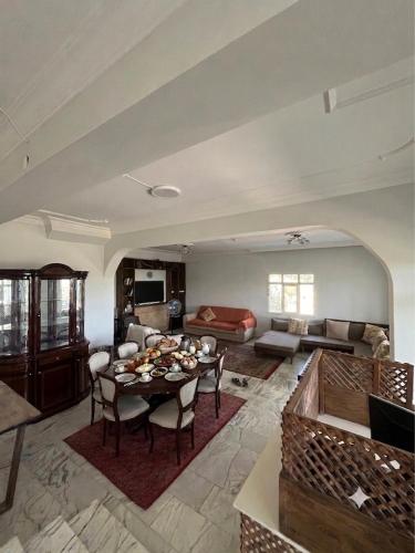 a living room with a table and a couch at Narçiçeği in Değirmendere