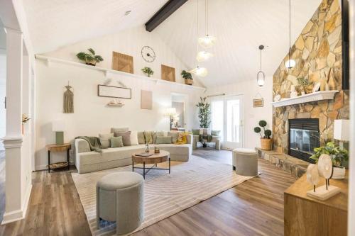 a living room with a couch and a fireplace at Greenway Oasis 3BR home in Hidden Oaks