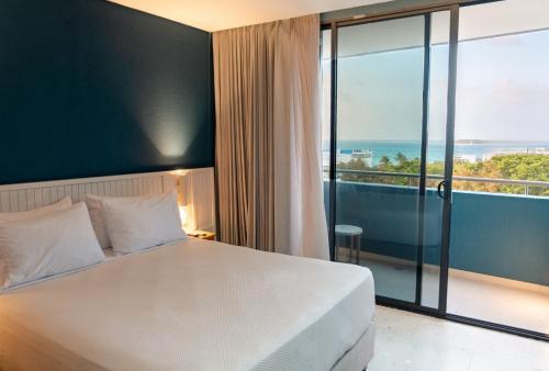 ein Hotelzimmer mit Bett und Meerblick in der Unterkunft Zapadilly Tree Hotel in San Andrés