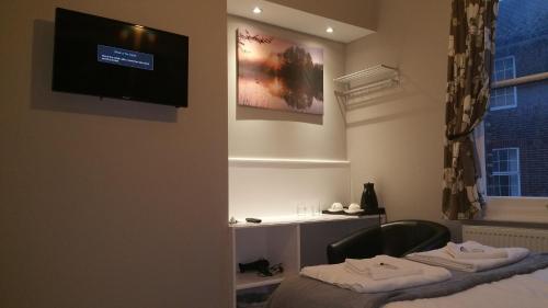 A television and/or entertainment centre at Ali Inn Oxford