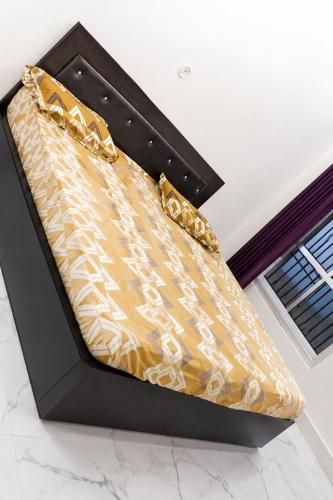 a bed in a black box on a counter at Hotel Panchmukhi Ashram Ayodhya Dham in Ayodhya