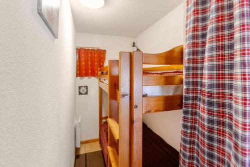 a small room with two bunk beds and a curtain at Appartement T2 Chalets Superd in Le Dévoluy