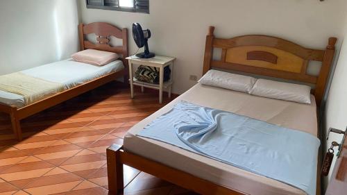 a bedroom with two bunk beds and a table at Hotel Gênio in Pouso Alegre