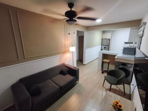 a living room with a couch and a kitchen at Lugar tranquilo in Santo Domingo