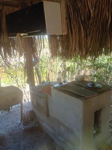 an old stove in a hut with the sun shining at Hostel Rústico in Barreirinhas