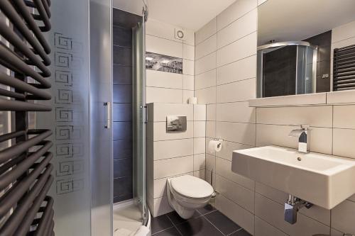 シュクラルスカ・ポレンバにあるWilla Brylantの白いバスルーム(トイレ、シンク付)
