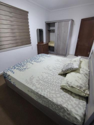 ein Schlafzimmer mit einem Bett und zwei Kissen in der Unterkunft ريماس 13 in Irbid