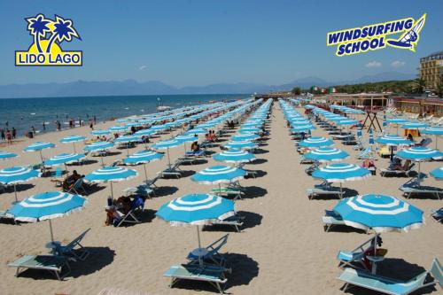 a long line of blue umbrellas on a beach at Hotel Rosy in Battipaglia