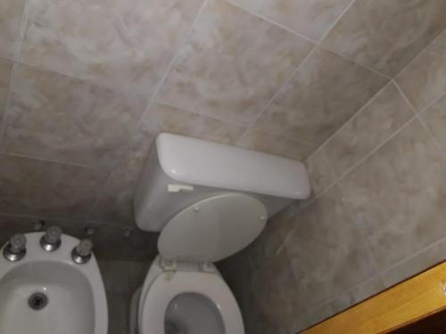 a bathroom with a white toilet and a bidet at Departamento Los Rosales in Villa Cura Brochero