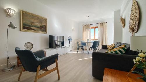 Apartment with Balcony - 5 min Walk to the Beach & Restaurants