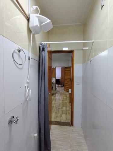 a bathroom with a shower and a ceiling fan at Apartamento no Centro de Macapá - Edifício Fernando Dias in Macapá