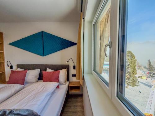 two beds in a room with a window at Bockblick Top 6 in Weisspriach