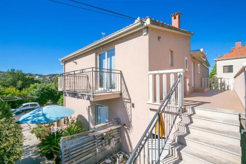 Apartments with parking space Trogir - 27140