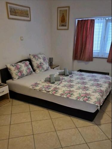 Apartments with parking space Novi Vinodolski - 27824