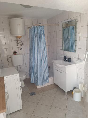 Apartments with parking space Novi Vinodolski - 27824