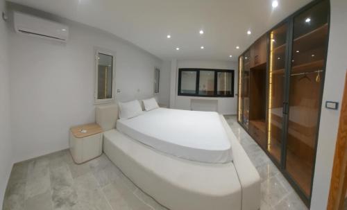 a large white bedroom with a large white bed at Hammamet villa Bleu in Hammamet