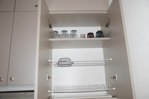 een kast met glazen en andere artikelen erop bij New Gudauri Studio 222 in Goedaoeri