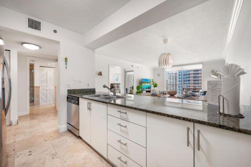 Centric 40thFloor Brickell Condo FREE parking by Palermo Home Miami photo 26