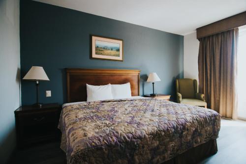 a hotel room with a bed and a chair at Sierra Huasteca Inn in Ciudad Valles