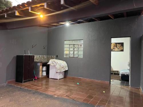 a room with a table and a counter in a wall at Loft 4 Mobiliado e Individual com Garagem 3min do centro in Dourados