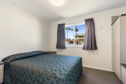 a bedroom with a bed and a window at Brisbane Gateway Resort in Rochedale
