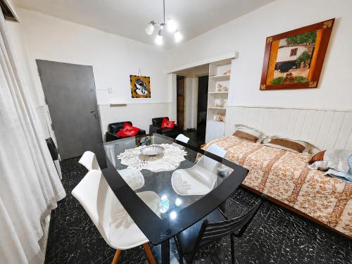 a room with a dining table and a bed at La Casa de Pilar - Casa Completa con Cochera y Patio in San Juan