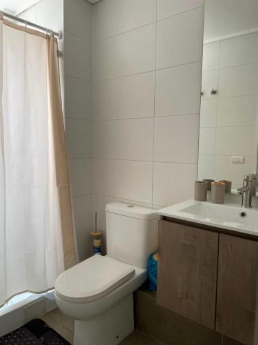 ein weißes Badezimmer mit Toilette und Waschbecken in der Unterkunft Epic Hotel Temuco in Temuco