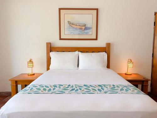ein Schlafzimmer mit einem weißen Bett und zwei Lampen in der Unterkunft Amet Hotel Boutique in La Paz