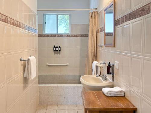 ein Badezimmer mit Waschbecken und Dusche in der Unterkunft Amet Hotel Boutique in La Paz
