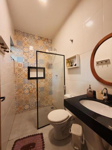 a bathroom with a toilet and a sink and a shower at Vista dos Vales - Vila Real do Vau, próximo a São Gonçalo, Milho Verde, Diamantina in Diamantina