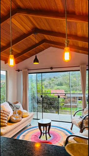 a living room with a couch and a table at Vista dos Vales - Vila Real do Vau, próximo a São Gonçalo, Milho Verde, Diamantina in Diamantina
