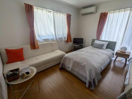 a living room with a couch and a bed at La Curación in Naoshima