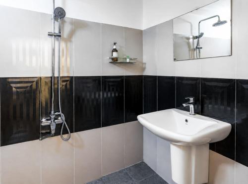 a bathroom with a sink and a shower at Onestar Ella in Ella