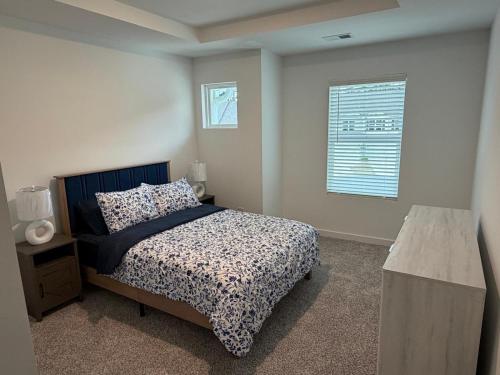 a bedroom with a bed and a window at Modern Comfort in Morrow