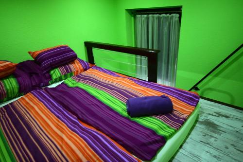 מיטה או מיטות בחדר ב-Hernad Apartment