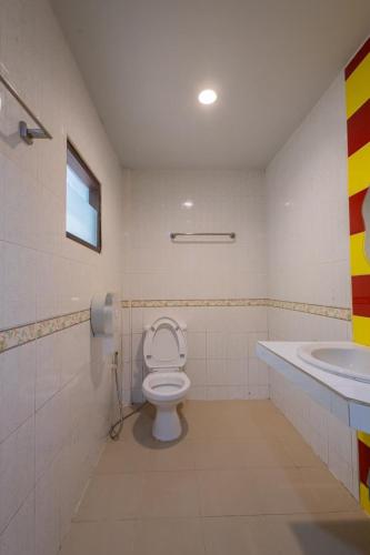 a bathroom with a toilet and a sink at ไข่มุกรีสอร์ทเกาะล้าน in Ko Larn