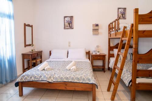 ein Schlafzimmer mit einem Etagenbett und einer Leiter in der Unterkunft Faros - Drosostalides, Milina in Milína
