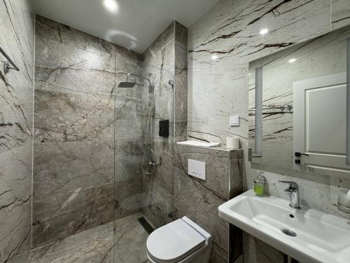 ein Badezimmer mit Toilette, Waschbecken und Dusche in der Unterkunft Aragats Hotel in Aragats