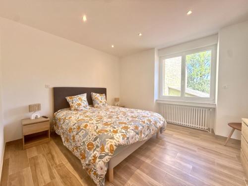 a bedroom with a bed and a window at Les Ecrins in Vigneulles-lès-Hattonchâtel