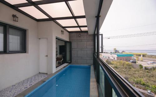 a swimming pool on the balcony of a building at 판포홈치풀빌라 in Wŏllyŏng