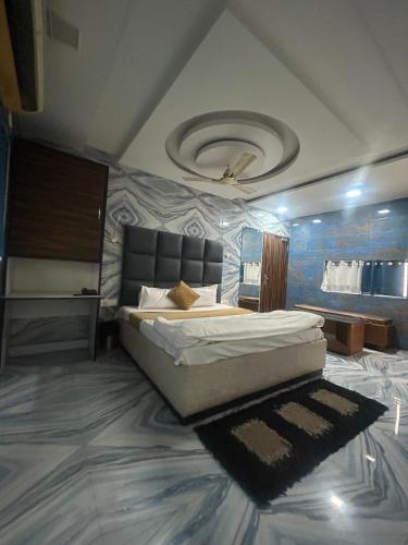a bedroom with a large bed in a room at HOTEL MAX - In Budget & Comfortable Rooms - For Corporates, Couples, Families Near HMV, DAV, Grain Market, Workshop Chowk in Jalandhar