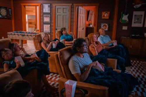Olive Hill Sleeps 32 Pool Hot Tub Theater Sauna photo 20