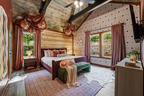 Olive Hill Sleeps 32 Pool Hot Tub Theater Sauna photo 8