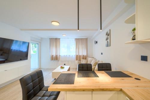Highland Split Apartments - Unit 2