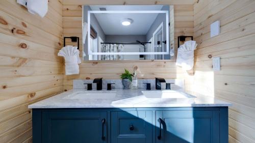 a bathroom with two sinks and a mirror at Peak Pine by AvantStay in Albrightsville