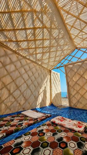 a room with a bed with tiles on the floor at ESPACE AZAiMi in Tarîfa